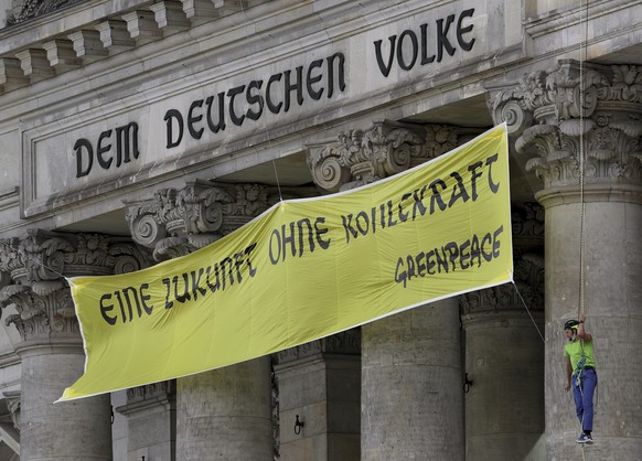 Activists of Greenpeace extendet the inscription &#039;Dem deutschen Volke&#039; (To the German People) on top of the entrance of the Reichstag building, home of the German parliament Bundestag, with  ...