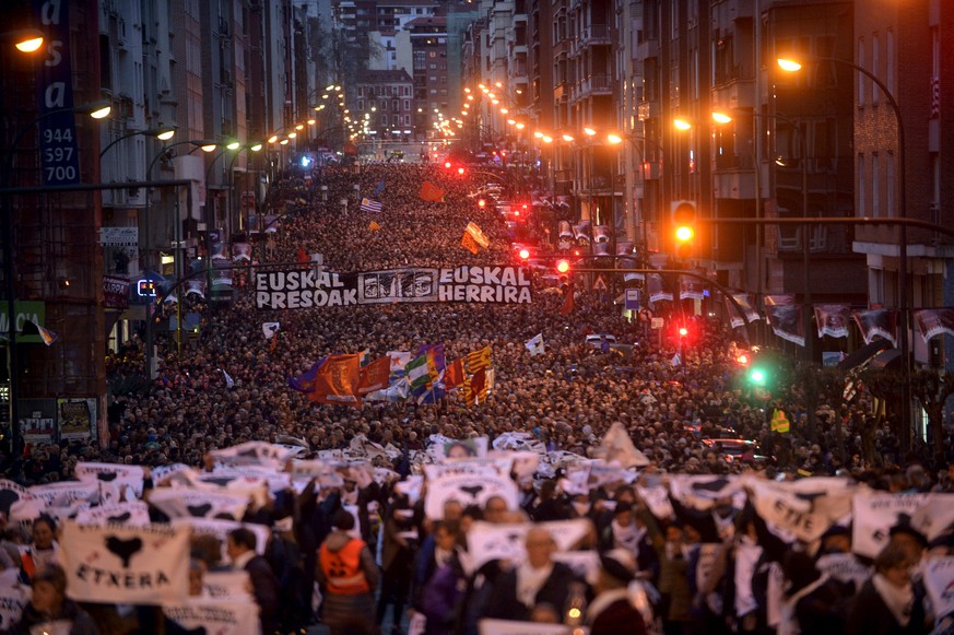 «Baskische Gefangene im Baskenland»: Tausende Demonstranten in Bilbao forderten die spanische Regierung auf, ETA-Häftlinge nicht mehr im ganzen Land zu verteilen.