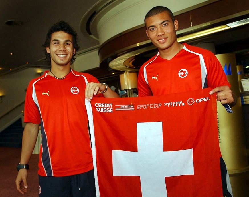 In der U21 präsentiert Davide Chiumiento zusammen mit Johan Vonlanthen noch stolz die Schweizer Flagge. Wenig später gibt er der Nati einen Korb.