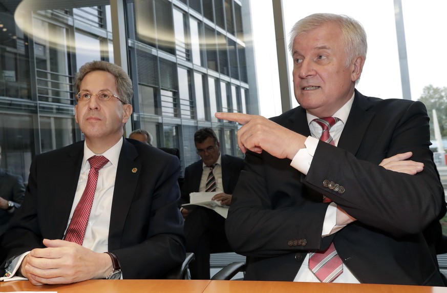 Hans-Georg Maassen, left, head of the German Federal Office for the Protection of the Constitution, and German Interior Minister Horst Seehofer, right, arrive for a hearing at the home affairs committ ...