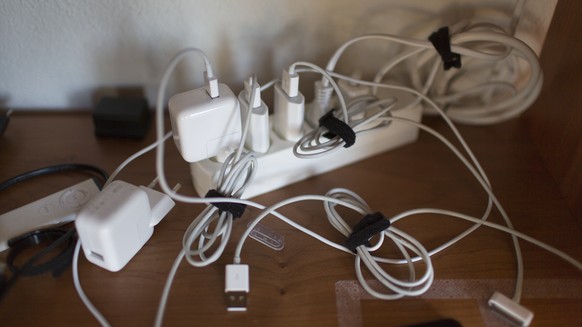 ZUR MELDUNG UEBER DIE ABLEHNUNG DER LENKUNGSABGABE DURCH DIE ENERGIEKOMMISSION STELLEN WIR IHNEN FOLGENDES BILDMATERIAL ZUR VERFUEGUNG  Apple chargers in a socket in an apartment in Zurich, Switzerla ...