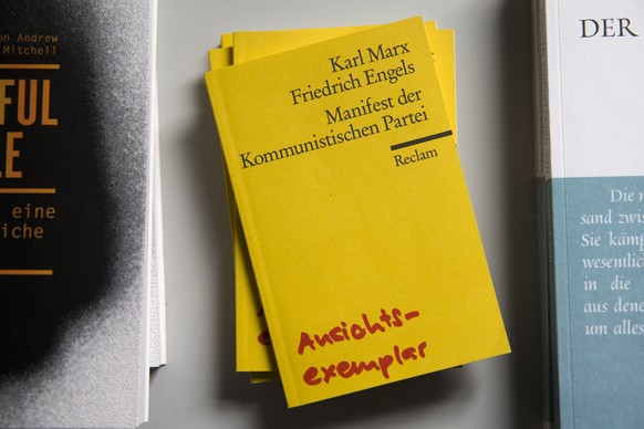 Das Buch &quot;Manifest der Kommunistischen Partei&quot; von Karl Marx und Friedrich Engels liegt auf einem Verkaufstisch an der Delegiertenversammlung der JUSO, am Sonntag, 29. Maerz 2015 in Bern. (K ...