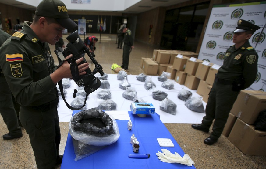 Polizeiposten Bogota: Die Fahnder präsentieren die Schmuggelware.