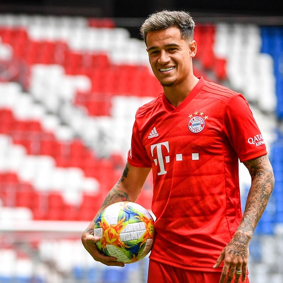 epa07780743 Bayern&#039;s new player Philippe Coutinho poses during a press conference at the Allianz Arena in Munich, Germany, 19 August 2019. Barcelona will loan Philippe Coutinho to Bayern Munich f ...
