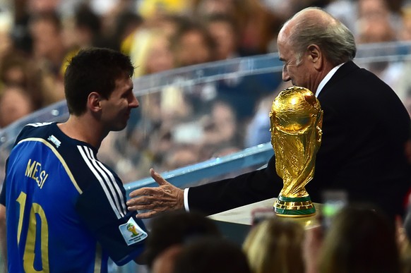 Freude sieht anders aus: Messi muss am WM-Pokal vorbei und sich bei FIFA-Präsident Sepp Blatter den «Goldenen Ball» abholen.