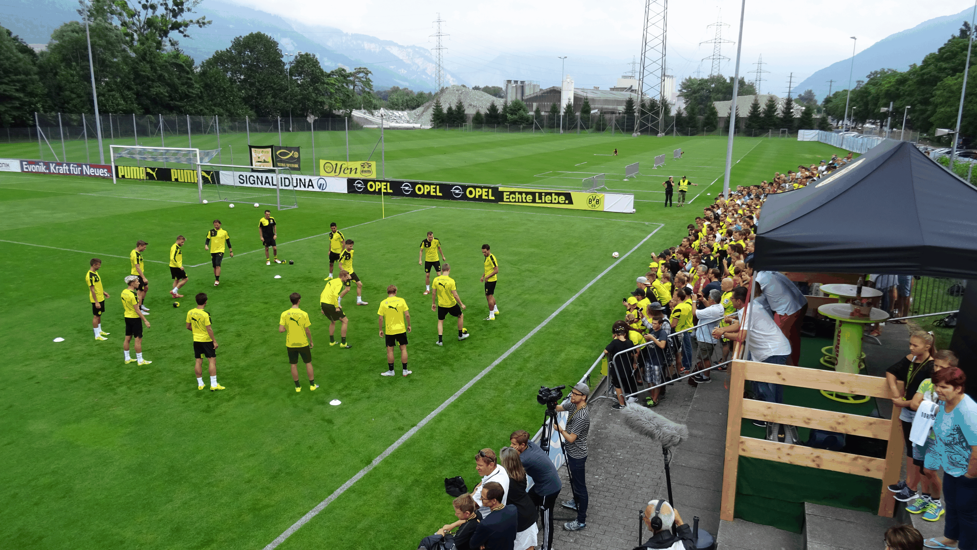Alles eine Nummer grösser: Hunderte Fans und viele Medienschaffende besuchen die Dortmund-Trainings.&nbsp;
