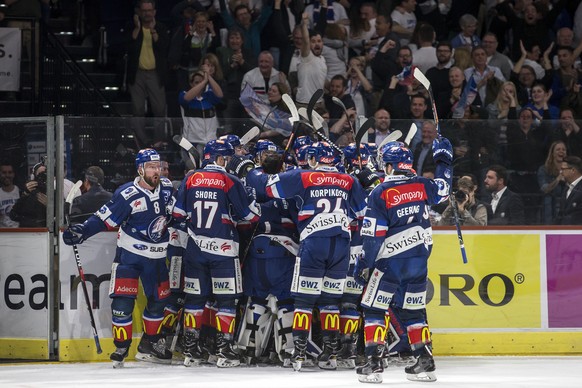 Die ZSC Lions freuen sich ueber den Sieg im vierten Eishockey Playoff-Finalspiel der National League zwischen den ZSC Lions und dem HC Lugano am Mittwoch, 18. April 2018, im Zuercher Hallenstadion. (K ...