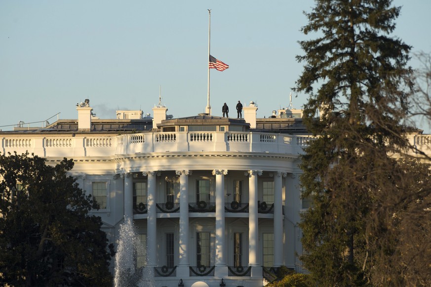 Das Weisse Haus: US-Flagge auf Halb-Mast.