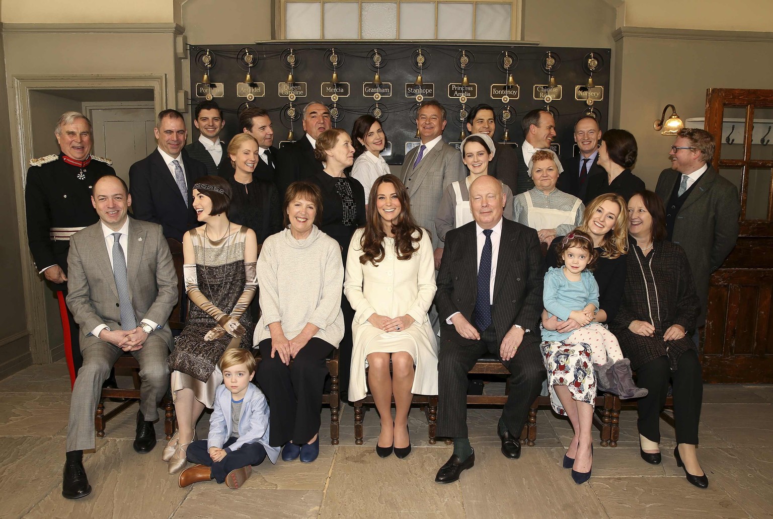 Nur eine ist adlig – die anderen sind Schauspieler: Kate inmitten der «Downton Abbey»-Crew. Die Herzogin von Cambridge besuchte die Macher der Adelsserie in den Ealing Studios in London.