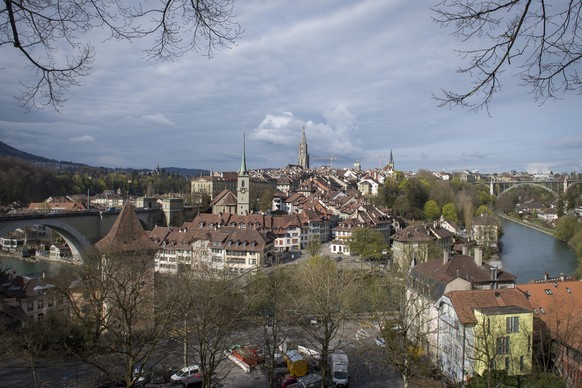Das Muenster und das Bundeshaus in der Stadt Bern, am Monatg 16. April 2018 in Bern. (KEYSTONE/Marcel Bieri)