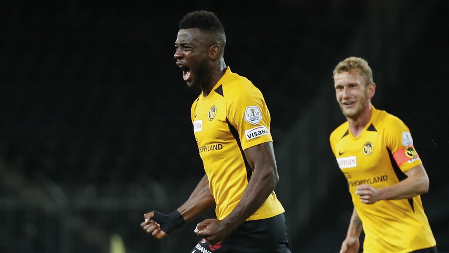 epa08496617 YB&#039;s Jean-Pierre Nsame celebrates next to teammate Fabian Lustenberger after scoring the 3-2 during the first Super League soccer match after the Coronavirus lockdown, between BSC You ...