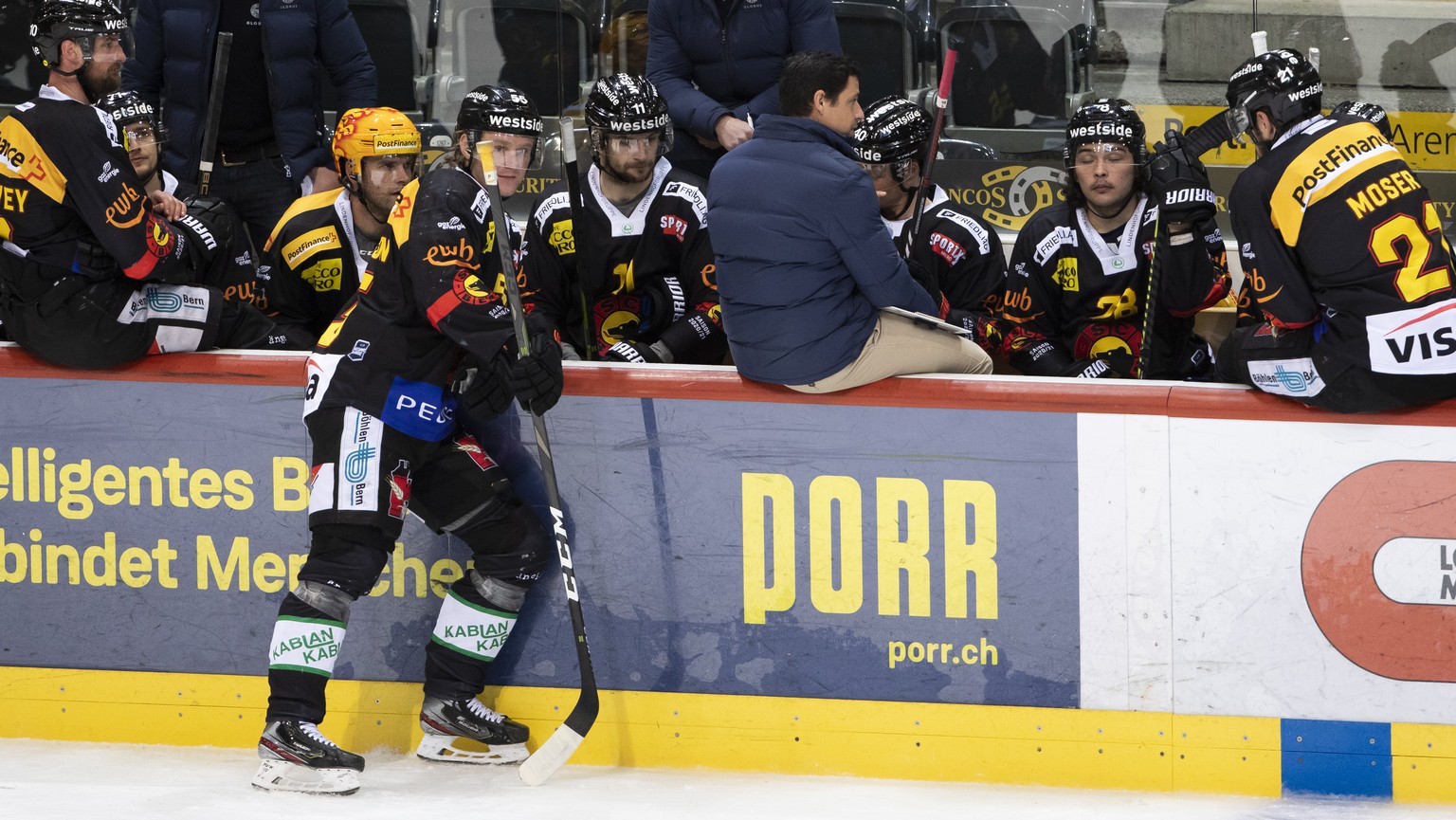 SCB Cheftrainer Mario Kogler spricht waehrend einem Timeout zu seinen Spielern, im zweiten Spiel der Eishockey Pre-Playoff Serie der National League zwischen dem SC Bern und HC Davos, am Freitag, 9. A ...
