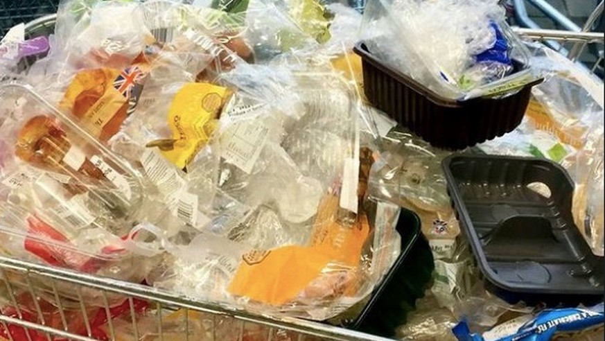 Mit Einkaufswagen voller Plastikabfällen wollen Umweltaktivisten Detailhändler zum Umdenken motivieren.&nbsp;