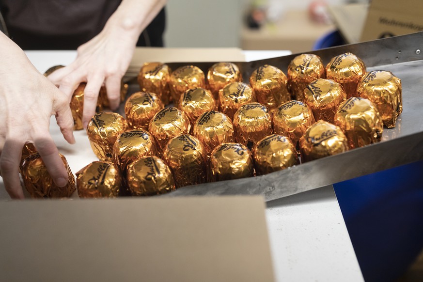 ZUR PRODUKTION DER DUBLER MOHRENKOEPFE IN WALTENSCHWIL STELLEN WIR IHNEN FOLGENDES NEUES BILDMATERIAL ZUR VERFUEGUNG --- An employee packs up chocolate marshmallows, pictured at the company Dubler in  ...