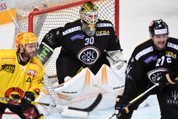 Lugano’s goalkeeper Elvis Merzlikins, center, in action during the preliminary round game of National League Swiss Championship 2017/18 between HC Lugano and SC Bern, at the ice stadium Resega in Luga ...