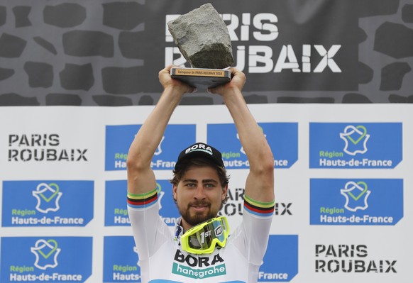 epa06655274 Bora-hansgrohe team rider Peter Sagan of Slovakia lifts his trophy on the podium after winning the 116th Paris Roubaix cycling race, in Roubaix, France, 08 April 2018. EPA/ETIENNE LAURENT