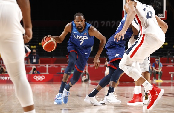 epa09365214 Kevin Durant (C) of USA in action during the second half of the 2020 Tokyo Summer Olympics basketball game between France and United States of America, at Saitama Super Arena in Tokyo, Jap ...