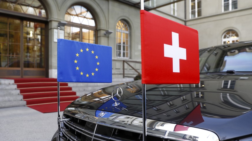 ARCHIVBILD ZUR MK DES BUNDESRATES ZU DEN BEZIEHUNGEN SCHWEIZ - EU, AM MITTWOCH, 4. JULI 2018 - A limousine with the flags of the European Union and Switzerland waits in front of the Bernerhof, during  ...