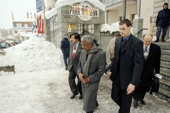 Un-Generalsekretaer Kofi Annan schreitet zum 29. World Economic Forum in Davos, aufgenommen am 31. Januar 1999. (KEYSTONE/Patrick Aviolat)