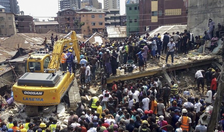 epaselect epa07434081 Rescue workers at the scene of a building collapse in Ita Faji, Lagos, Nigeria, 13 March 2019. Reports indicate the three story building contained a primary school on its top flo ...
