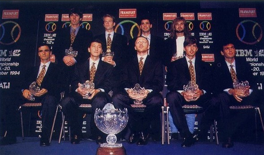 Die Teilnehmer der ATP Weltmeisterschaft 1994. Stehend v.l.n.r.: Stich (Ersatzkandidat), Edberg, Sampras, Agassi. Sitzend v.l.n. r.: Berasategui, Chang, Becker, Ivanisevic, Bruguera&nbsp;