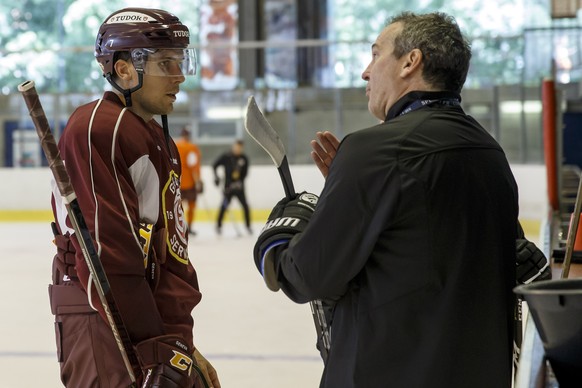 Geneve-Servette&#039;s Head coach Patrick Emond, right, talks to defender Henrik Toemmernes, of Sweden, left, during a training session, at the ice stadium Les Vernets, in Geneva, Switzerland, Tuesday ...