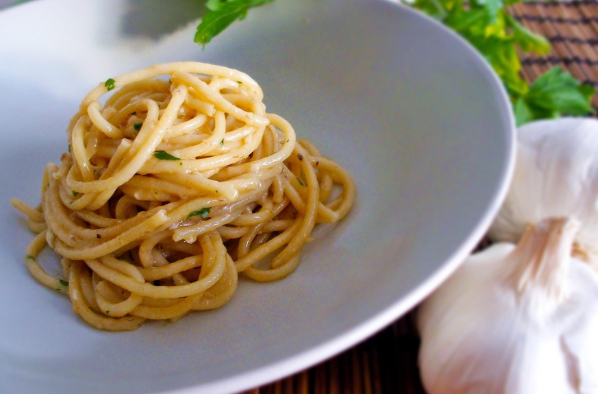 spaghetti aglio olio e acciuge food kochen essen italien sardellen knoblauch olivenoel https://blog.giallozafferano.it/lacucinasottosopra/spaghetti-cremosi-aglio-alici-e-prezzemolo/