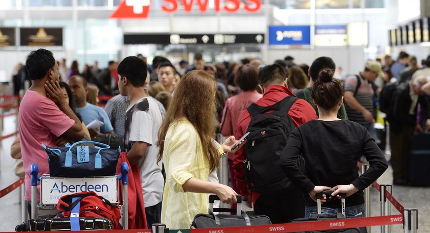 Am 12. Juli warten Passagiere an der Gepäckabgabe vom Flughafen Zürich.