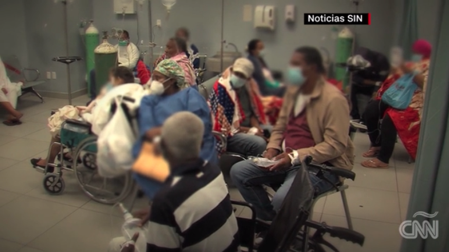 Patienten warten auf ein Bett in einem Spital der Dominikanischen Republik.