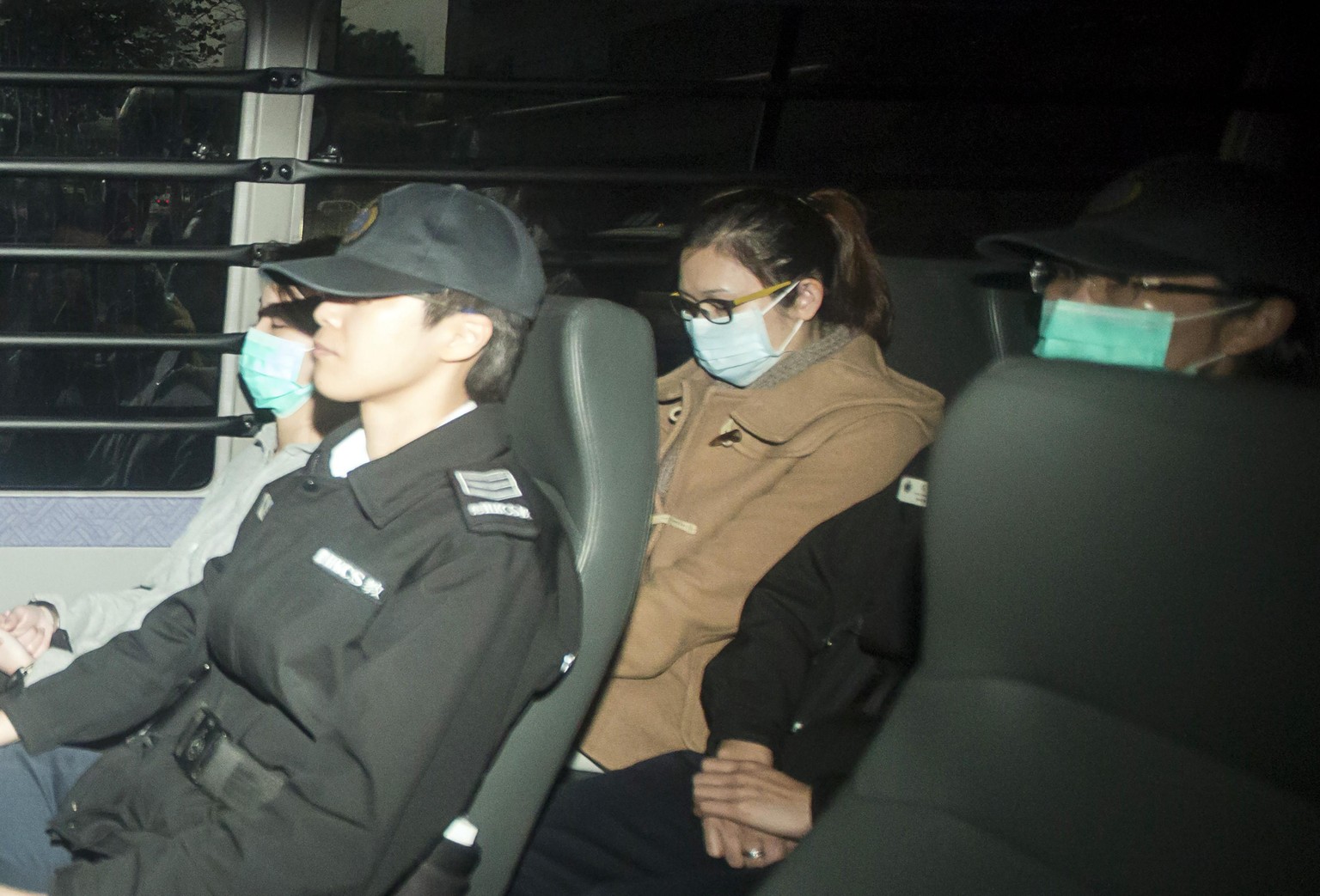 Die Hongkongerin&nbsp;Law Wan-tung (Mitte) hat ihre Putzfrau misshandelt und muss für sechs Jahre ins Gefängnis.