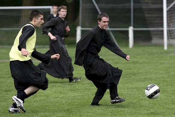 Fussball der Priesterschüler im gottgefälligen Dress.