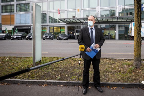 epa08825690 Cantonal physician of Lucerne Roger Harstall gives an interview in front of the Radisson Blu Hotel, the team hotel of the Ukrainian national soccer team, in Lucerne, Switzerland, on Tuesda ...