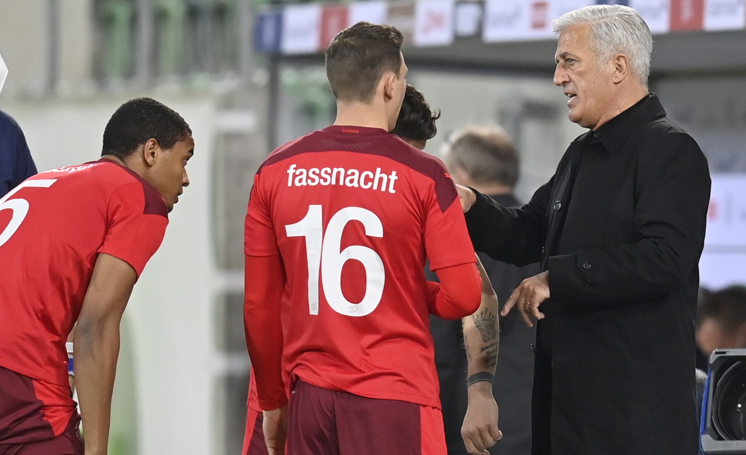 epa09109350 Switzerland&#039;s head coach Vladimir Petkovic (R) gives instructions to Christian Fassnacht (C) and Manuel Akanji (2-L) during the International Friendly soccer match between Switzerland ...