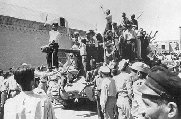 Aufständische feiern 1953 den Sturz von Premier Mohammed Mossadeqh in den Strassen Teherans.