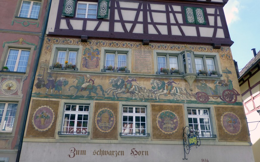 Haus zum Schwarzen Horn: das Geburtsthaus von Johann Rudolf Schmid in Stein am Rhein. Die Wandmalerei stammt von 1914 und imaginiert den Freiherrn bei seinem Einzug in Stein am Rhein 1664.