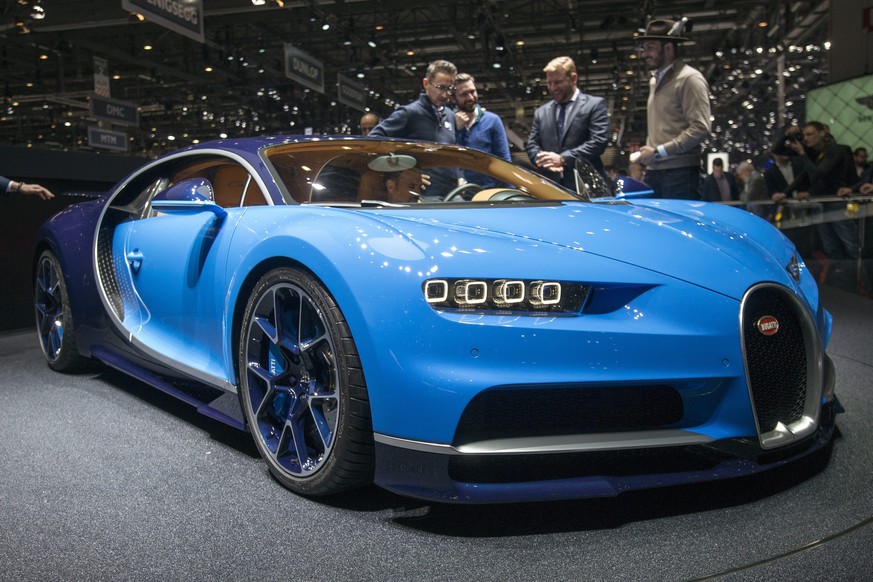 Hier wird der neue Bugatti in Genf von vier Männern bestaunt. Einer trägt ein Jägerhüterl.&nbsp;