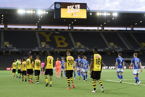 Players arrive on the soccer field, during a UEFA Champions League second round qualification soccer match between Switzerland&#039;s BSC Young Boys and Faeroeer?s KI Klaksvik, on Wednesday, August 26 ...