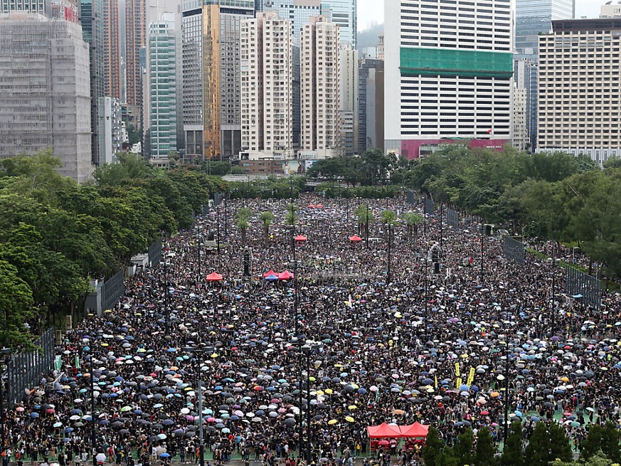 Mehr als eine Million Demonstranten sind in Hongkong erneut auf die Strasse gegangen. US-Präsident Donald Trump hat China davor gewarnt mit Gewalt gegen die Proteste vorzugehen. (Foto: Jerome Favre/EP ...