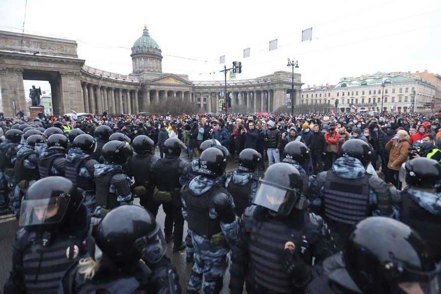 January 23, 2021, Saint-Petersburg, Russia: Police officers confront crowds of protesters during the demonstration..Protest against the detention of the opposition leader Alexey Navalny in St. Petersb ...