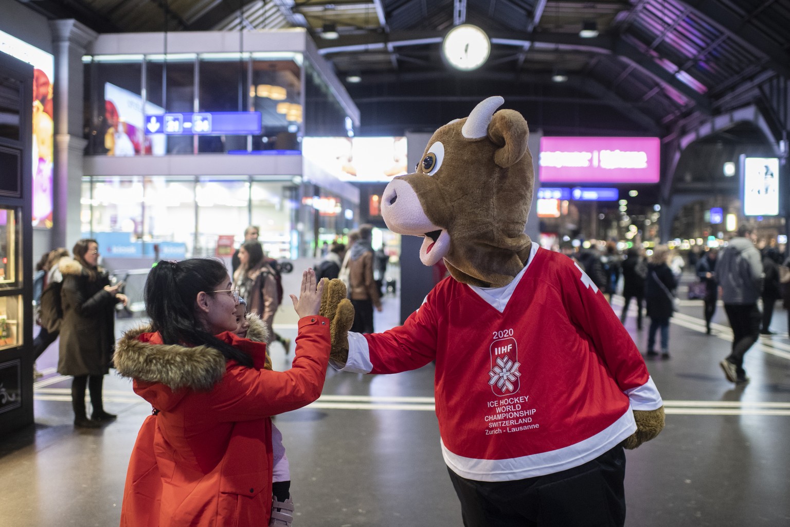 Das Maskottchen Cooly unterhaelt im Hauptbahnhof anlaesslich der 2020 IIHF Eishockey-WM im Mai, aufgenommen am Montag, 3. Februar 2020 in Zuerich. (KEYSTONE/Ennio Leanza)