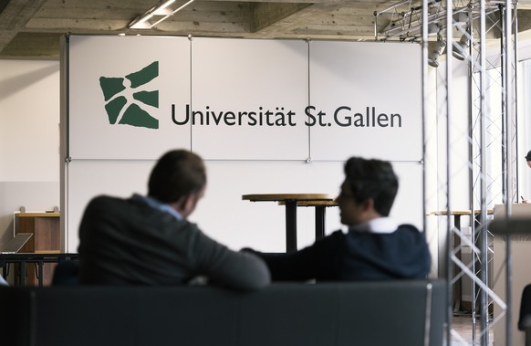ZUR UNIVERSITAET ST. GALLEN STELLEN WIR IHNEN HEUTE MITTWOCH, 18. APRIL 2018, FOLGENDES NEUES BILDMATERIAL ZUR VERFUEGUNG --- Students at the University of St. Gallen HSG in St. Gallen, Switzerland, o ...