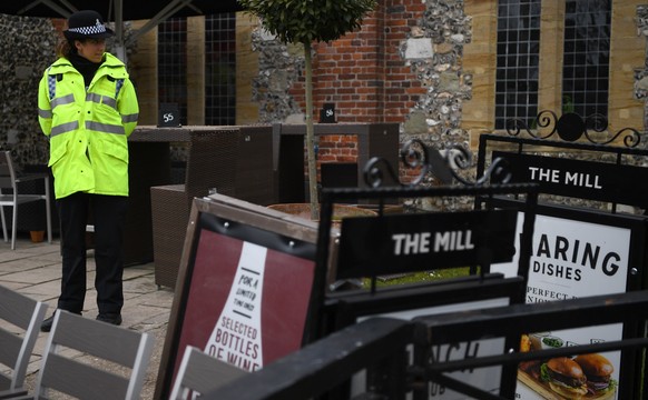 epa06596057 Police stand near &#039;The Mill&#039; pub which has been cordoned off in Salisbury, Britain, 11 March 2017. Russian ex-spy Sergei Skripal and his daughter Yulia Skripal were attacked with ...