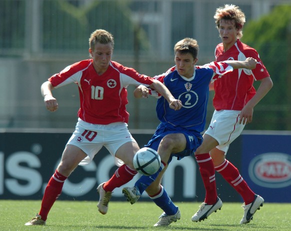 So würde man ihn heute Abend gerne sehen: Rakitic 2005&nbsp;im Schweizer Dress gegen den Kroaten Milan Badelj während der U17-EM.