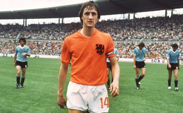 Johan Cruyff ist einer der besten Spielmacher der Fussballgeschichte. Der Niederländer spielte lange für Ajax, wechselte dann zu Barcelona, wo er siche ebenfalls pudelwohl fühlte. Der Vizeweltmeister  ...