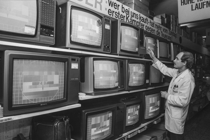 Einkaufen Willi
Fotograf:
Comet Photo AG (Zürich) 
Titel:
TV-Apparate im Eschenmoser 
Beschreibung:

Datierung:
1980