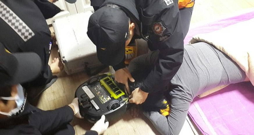 Haarige Situation: Rettungssanitäter befreien eine Südkoreanerin aus den Fängen ihres Staubsaugers.