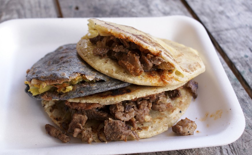 Traditional Mexican Gorditas stuffed with cheese, veggies and meats. mexikanisch mexiko essen food