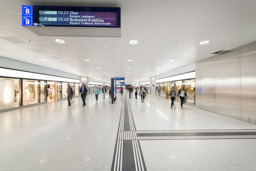 Grössere Bahnhöfe verfügen über ein Wegleitungssystem für Reisende mit Sehbehinderung:&nbsp;Ladenpassage im Bahnhof Löwenstrasse am Hauptbahnhof Zürich.