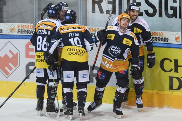 Ambri&#039;s Postfinance Top Scorer Julius Naettinen, 2nd right, with his teammates during the preliminary round game of the National League A (NLA) 2020/21 between HC Ambri Piotta and ZSC Lions at th ...