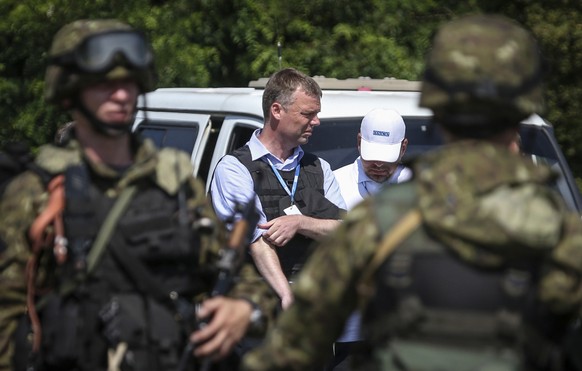 Separatisten blockieren den Weg zum Wrack - auch vor dem Leiter der OSZE-Mission, dem Schweizer Alexander Hug.